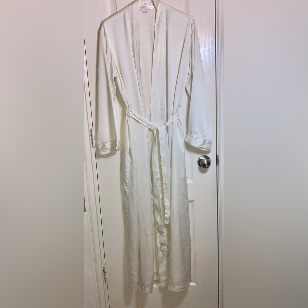 Vintage Victoria’s Secret Long 100% Silk Robe in Cream, EUC, M/L, pet/smoke free